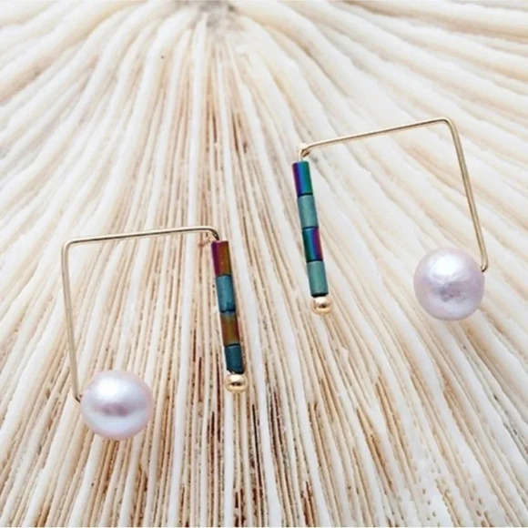 Pearl Stud Earrings Hematite Summer Beach Shell - Picture 4 of 8